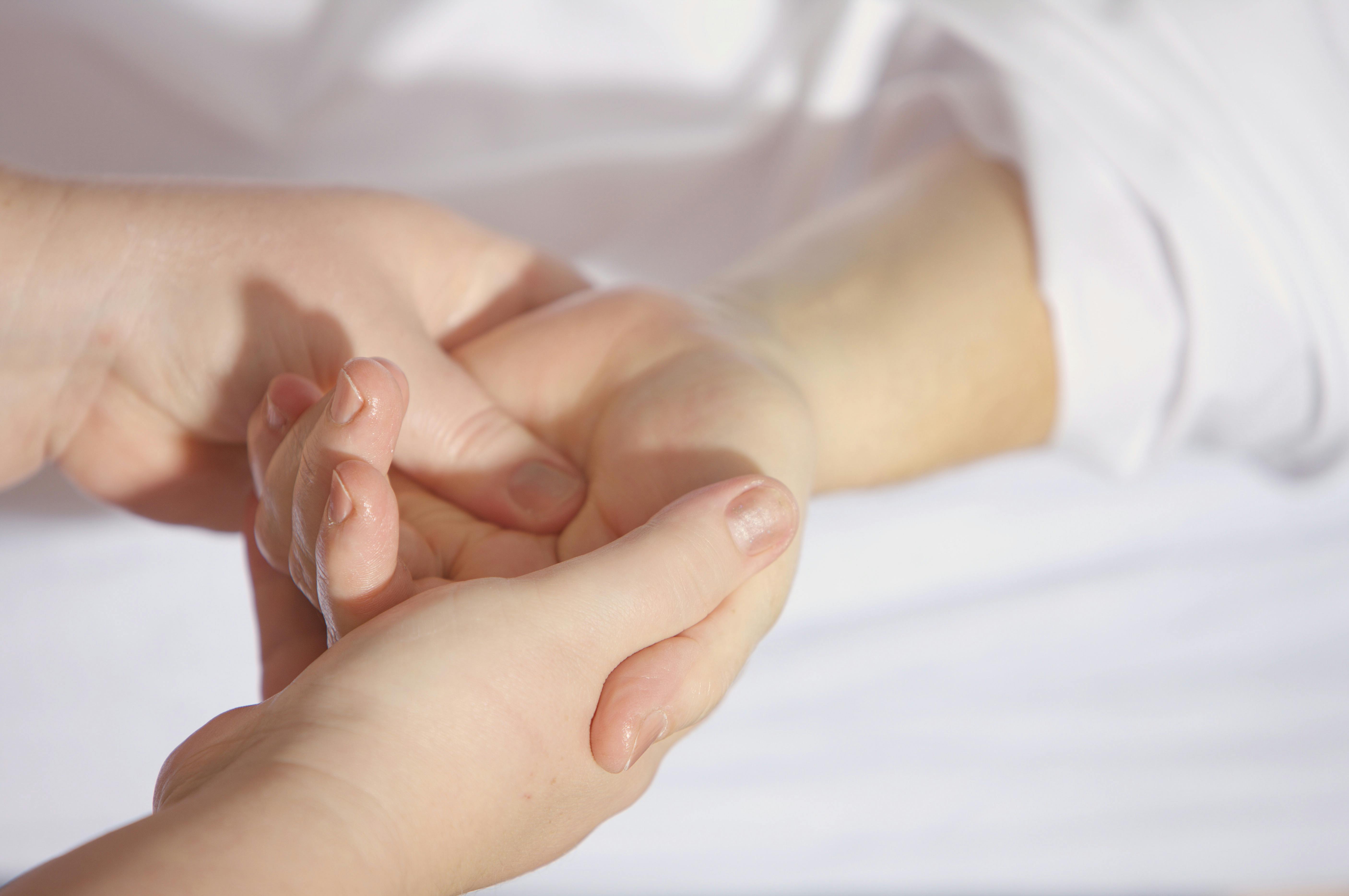 Bild von einer Handmassage, um die Massage Leistung zu Symbolisieren.